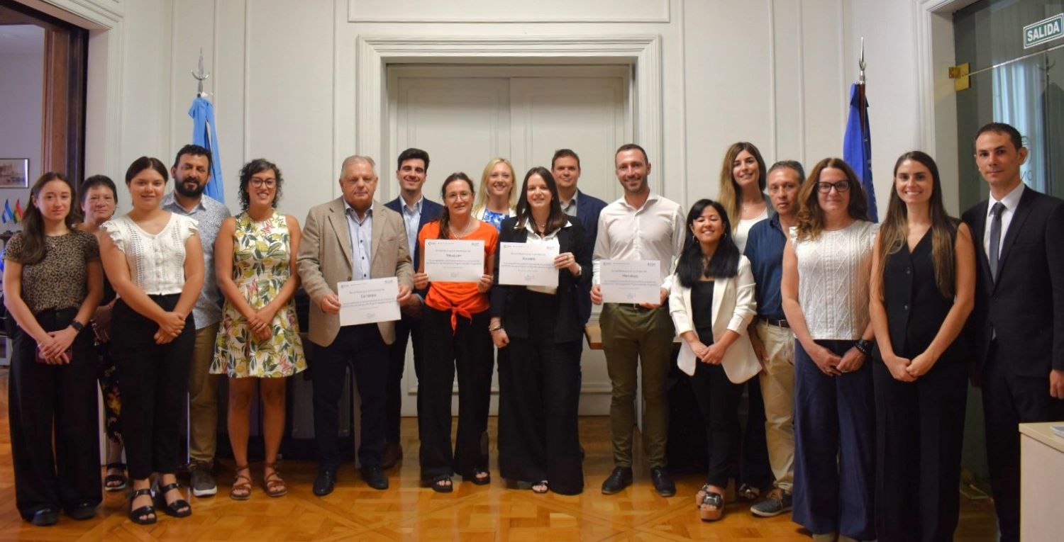 Foto grupal del evento de certificación